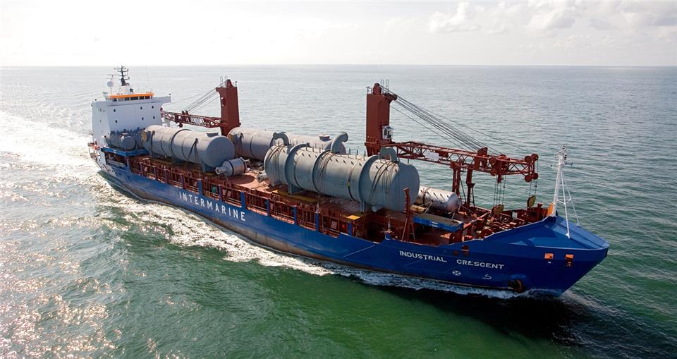 Универсальный сухогруз (universal cargo vessel) Industrial Crescent перевозит крупногабаритные металлические конструкции, оборудован двумя мощными кранами